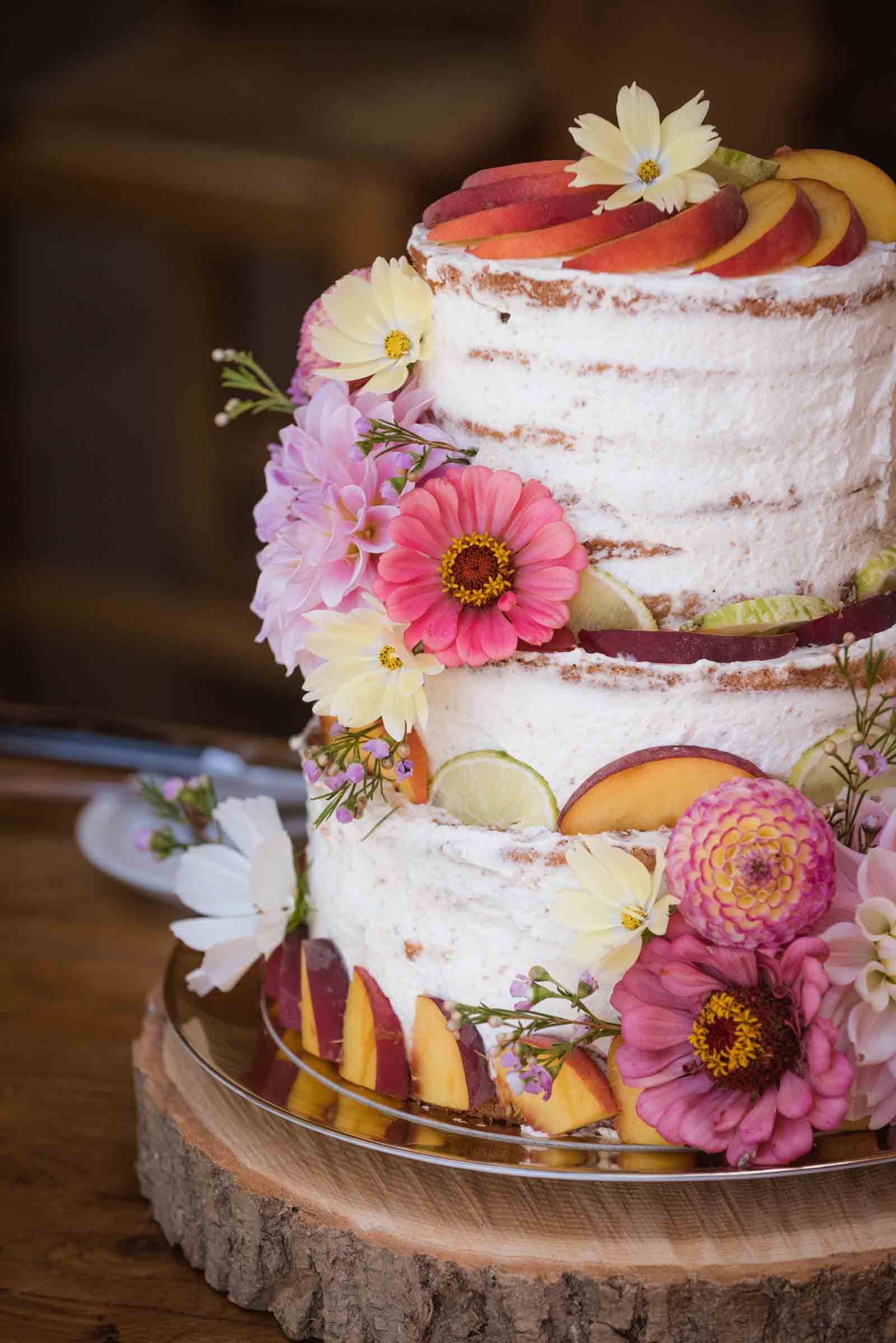 gâteau de mariage 'naked cake' ocre et pêche