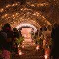 mariage rétro - cérémonie dans une cave voûtée