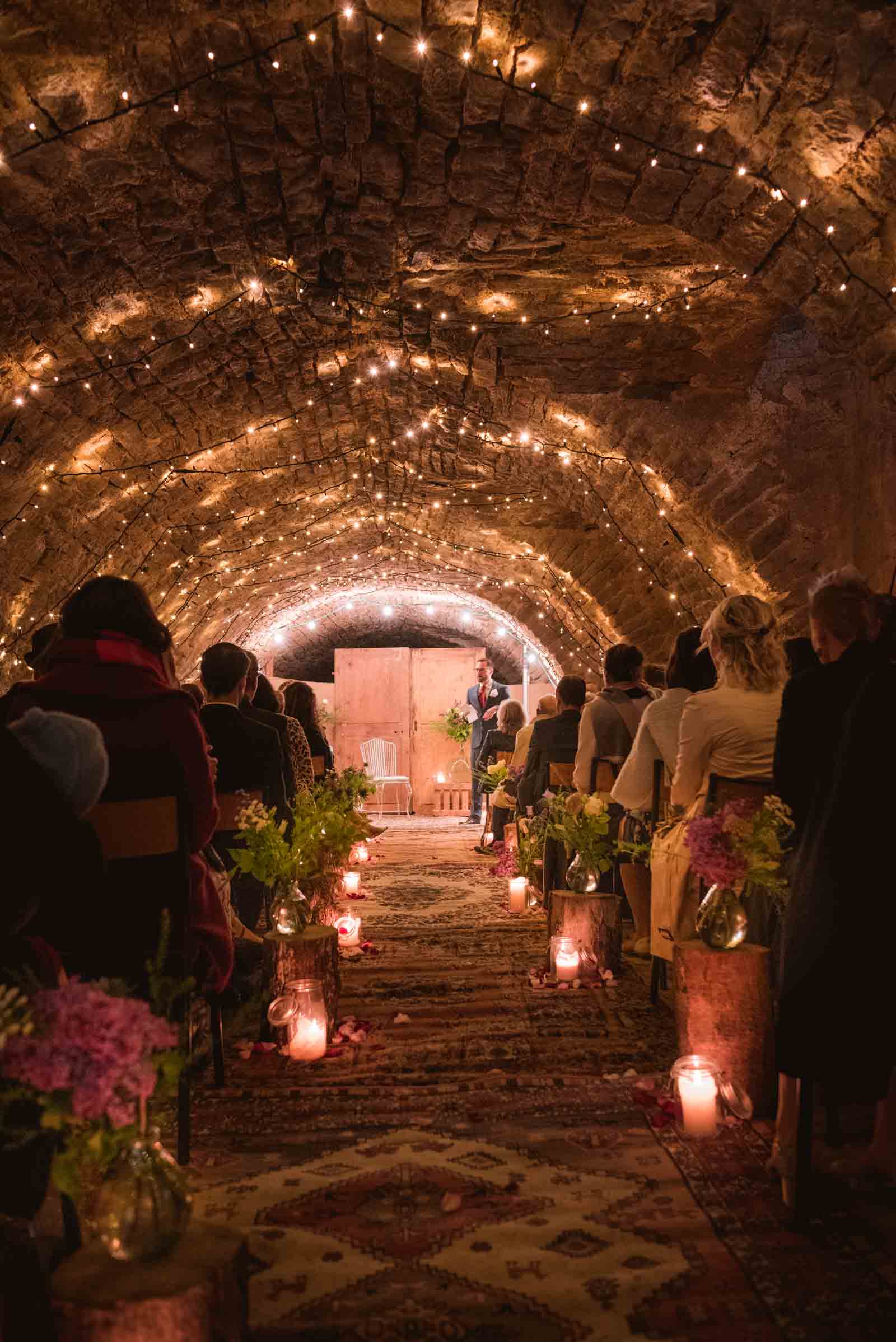 mariage rétro - cérémonie dans une cave voûtée